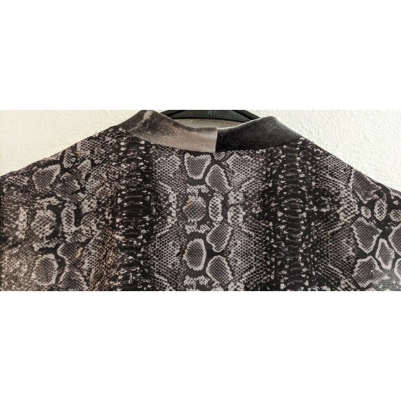 Women's T Tahari V-Neck Snake Print Sleeveless Gold Chain Accent Blouse Small - Picture 9 of 12